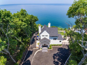 Coastal Retreat: Waterfront, Deck, Awesome Views